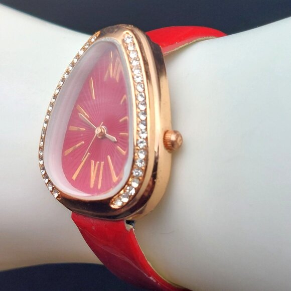 Elegant Red Teardrop Wristwatch With Rhinestone Bezel & Leather Band - Picture 3 of 7